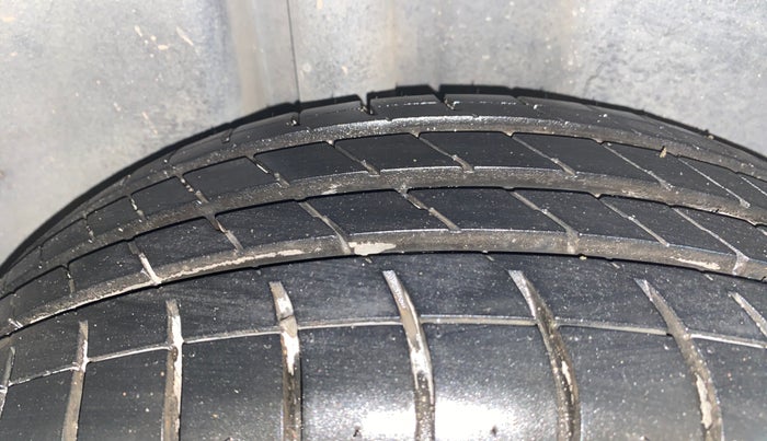 2013 Volkswagen Vento HIGHLINE 1.6 MPI, Petrol, Manual, 73,143 km, Right Rear Tyre Tread