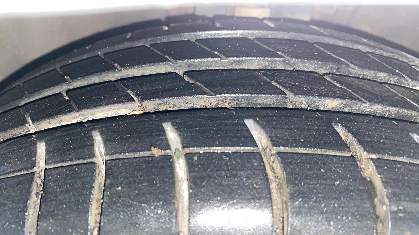 2013 Volkswagen Vento HIGHLINE 1.6 MPI, Petrol, Manual, 73,143 km, Left Front Tyre Tread