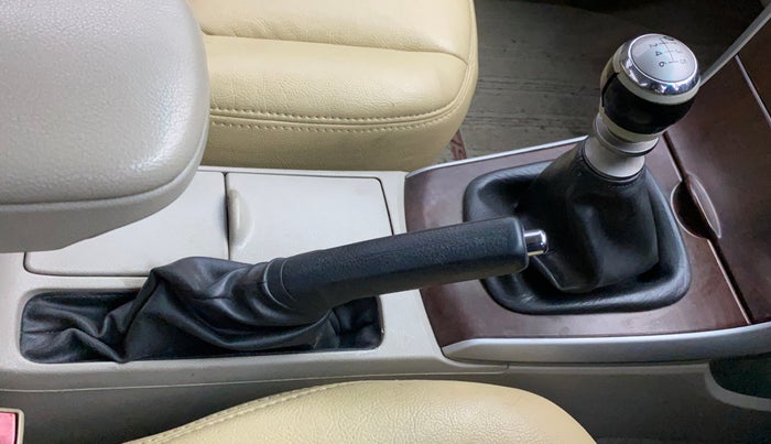 2011 Toyota Corolla Altis G PETROL, Petrol, Manual, 1,02,588 km, Gear Lever