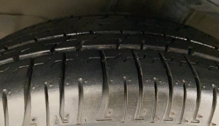 2011 Toyota Corolla Altis G PETROL, Petrol, Manual, 1,02,588 km, Left Front Tyre Tread