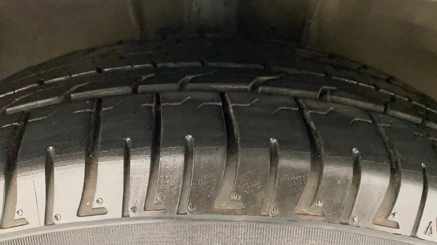 2011 Toyota Corolla Altis G PETROL, Petrol, Manual, 1,02,588 km, Right Front Tyre Tread