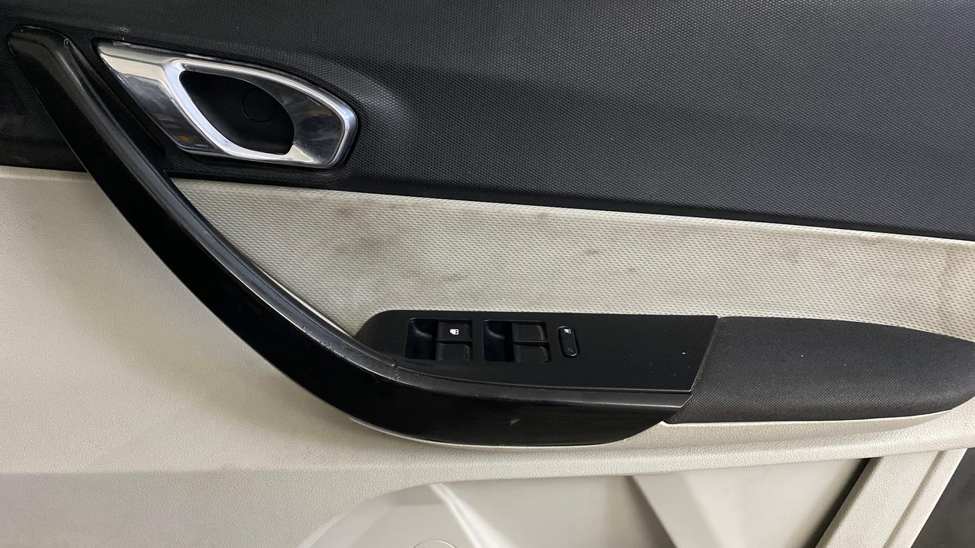 2022 Tata TIGOR XZ PLUS CNG, CNG, Manual, 1,00,828 km, Driver Side Door Panels Control