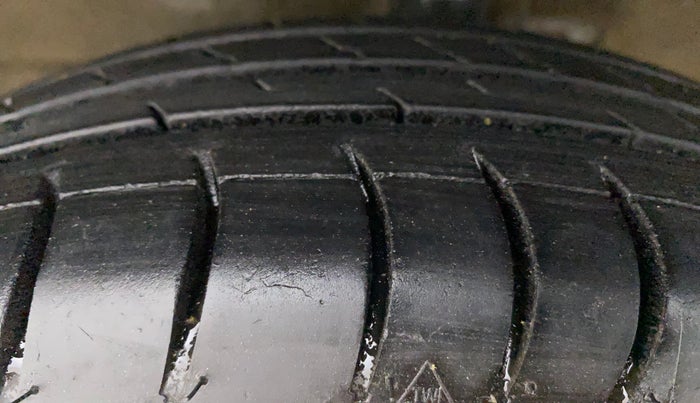2014 Maruti Wagon R 1.0 LXI, Petrol, Manual, 77,344 km, Left Front Tyre Tread
