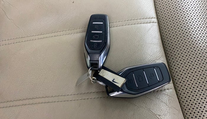 2016 Mahindra XUV500 W10 AT, Diesel, Automatic, 82,399 km, Key Close Up