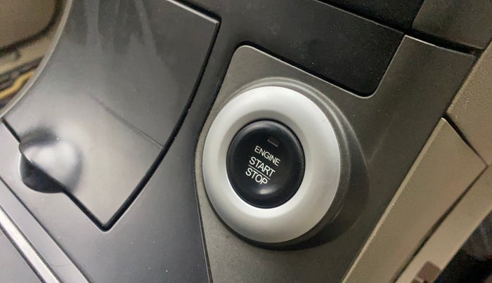 2016 Mahindra XUV500 W10 AT, Diesel, Automatic, 82,399 km, Keyless Start/ Stop Button