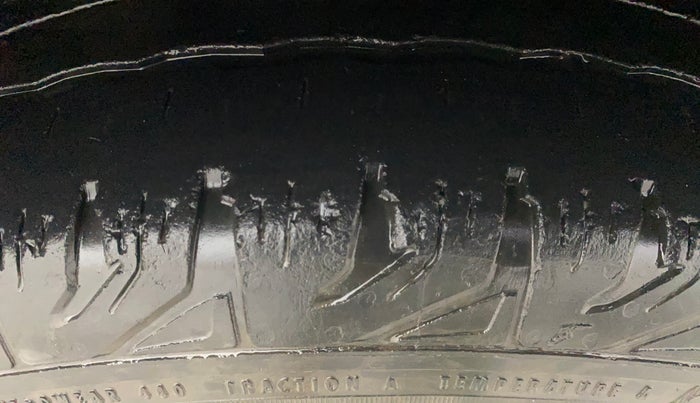 2016 Mahindra XUV500 W10 AT, Diesel, Automatic, 82,399 km, Right Front Tyre Tread