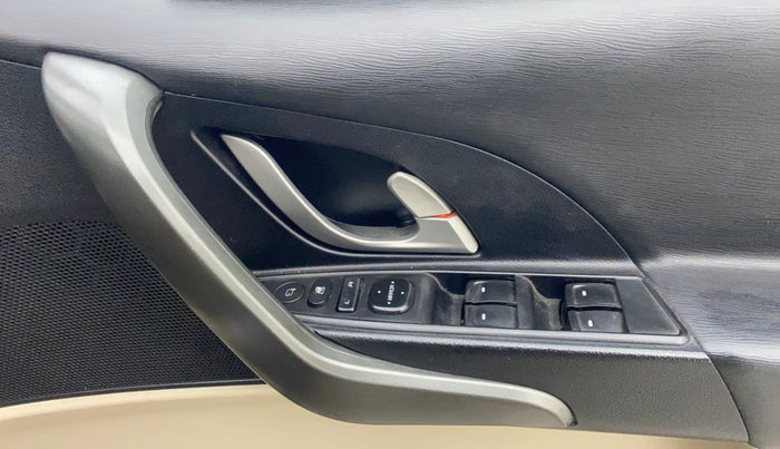 2016 Mahindra XUV500 W10 AT, Diesel, Automatic, 82,399 km, Driver Side Door Panels Control