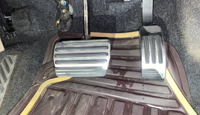 2016 Mahindra XUV500 W10 AT, Diesel, Automatic, 82,399 km, Pedals