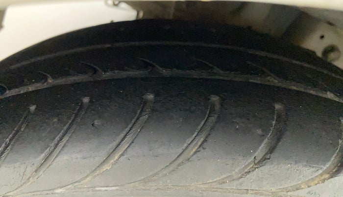 2016 Hyundai Eon MAGNA PLUS, CNG, Manual, 78,758 km, Right Rear Tyre Tread