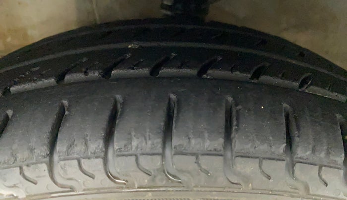 2016 Hyundai Eon MAGNA PLUS, CNG, Manual, 78,758 km, Left Front Tyre Tread