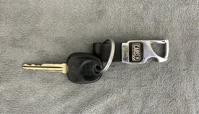 2016 Hyundai Eon MAGNA PLUS, CNG, Manual, 78,758 km, Key Close Up