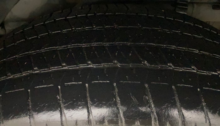2014 Mahindra XUV500 W8, Diesel, Manual, 1,21,366 km, Left Rear Tyre Tread