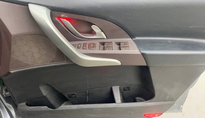 2014 Mahindra XUV500 W8, Diesel, Manual, 1,21,366 km, Driver Side Door Panels Control