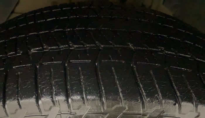 2014 Mahindra XUV500 W8, Diesel, Manual, 1,21,366 km, Left Front Tyre Tread