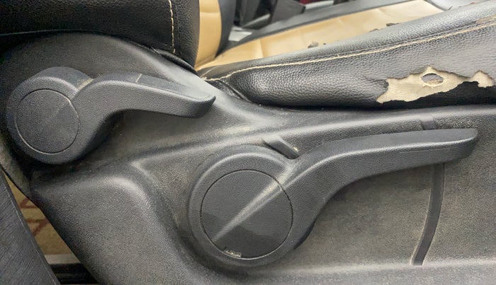 2014 Mahindra XUV500 W8, Diesel, Manual, 1,21,366 km, Driver Side Adjustment Panel