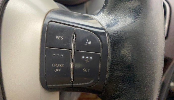 2014 Mahindra XUV500 W8, Diesel, Manual, 1,21,366 km, Adaptive Cruise Control