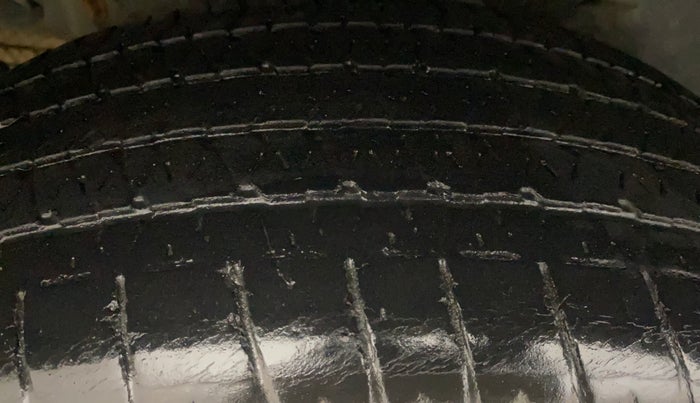 2014 Mahindra XUV500 W8, Diesel, Manual, 1,21,366 km, Right Rear Tyre Tread