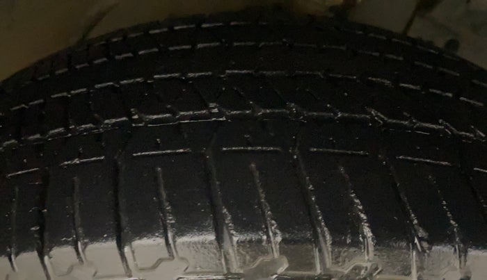 2014 Mahindra XUV500 W8, Diesel, Manual, 1,21,366 km, Right Front Tyre Tread