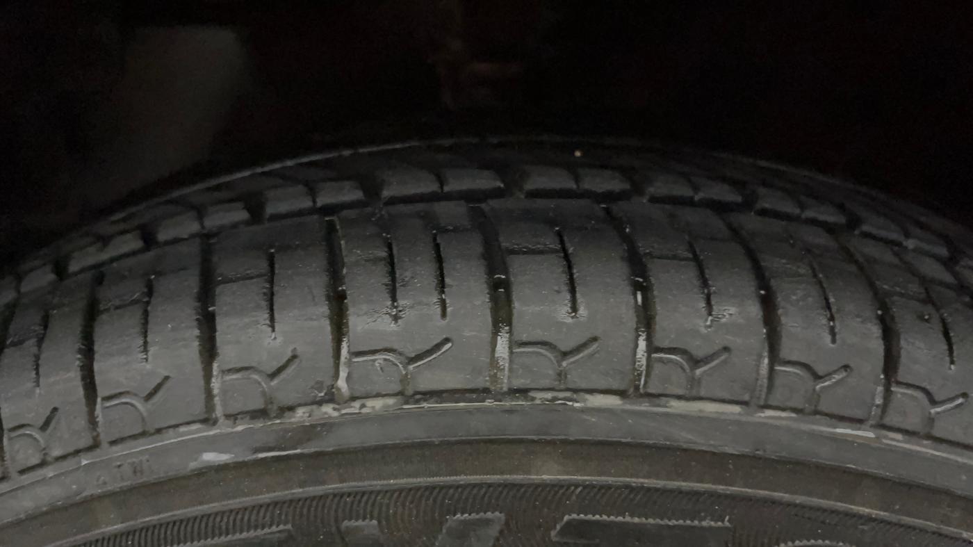 2014 Hyundai Eon ERA +, Petrol, Manual, 37,879 km, Left Front Tyre Tread