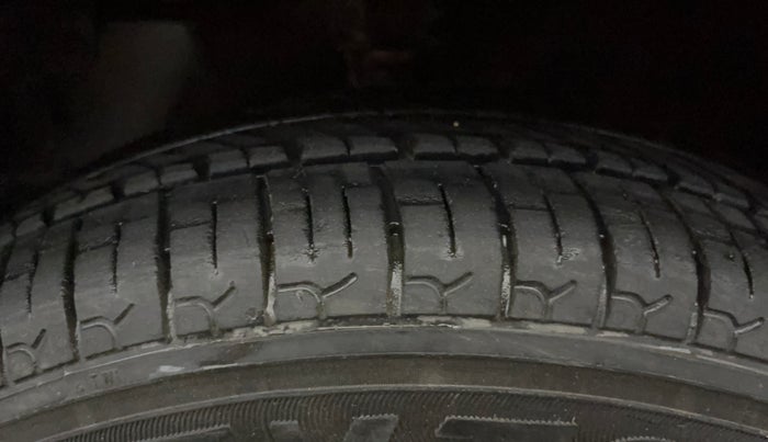 2014 Hyundai Eon ERA +, Petrol, Manual, 37,879 km, Left Front Tyre Tread