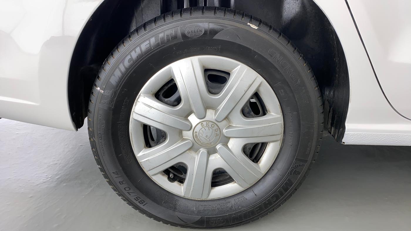 2012 Skoda Rapid AMBITION 1.6 MPFI MT, Petrol, Manual, 85,668 km, Right Rear Wheel
