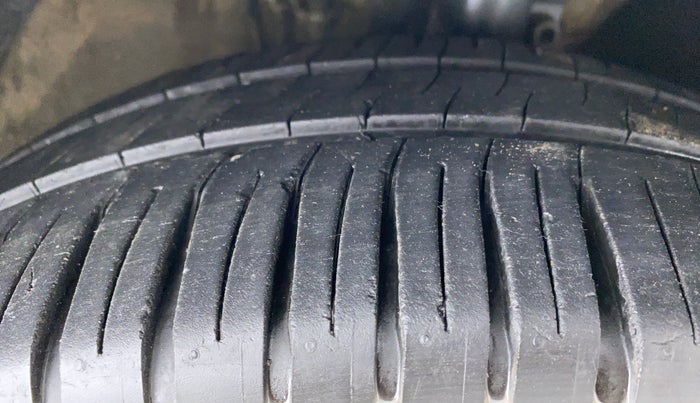 2012 Skoda Rapid AMBITION 1.6 MPFI MT, Petrol, Manual, 85,668 km, Right Front Tyre Tread