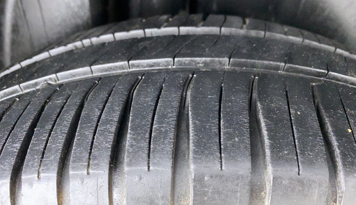 2012 Skoda Rapid AMBITION 1.6 MPFI MT, Petrol, Manual, 85,668 km, Right Rear Tyre Tread