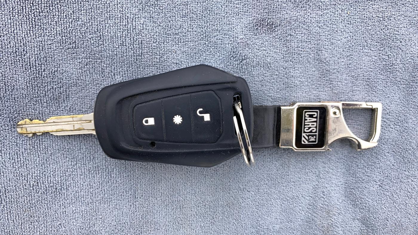 2017 Mahindra Kuv100 K6+ 6 STR, Petrol, Manual, 51,905 km, Key Close Up