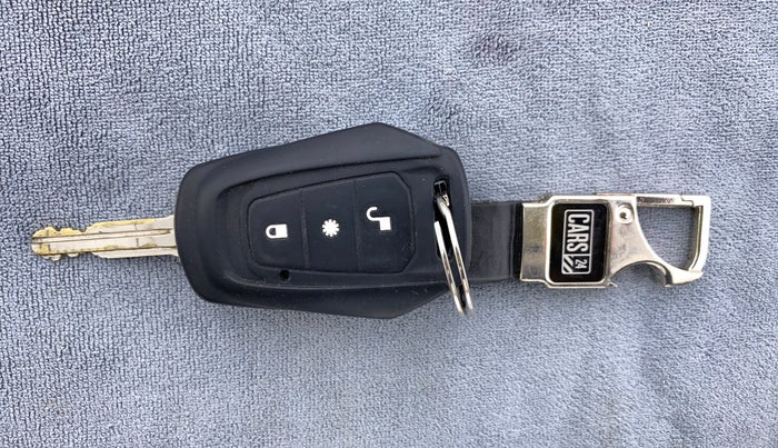 2017 Mahindra Kuv100 K6+ 6 STR, Petrol, Manual, 51,905 km, Key Close Up