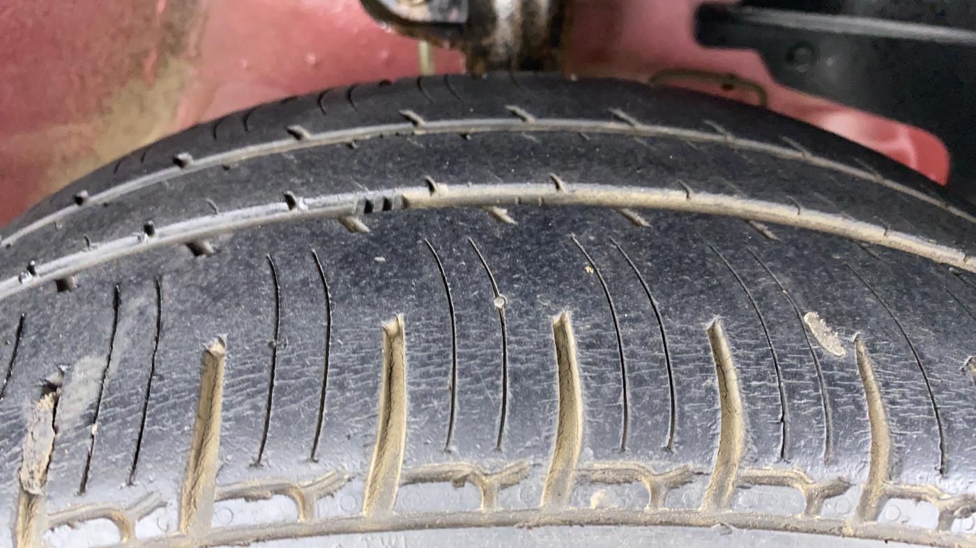 2017 Mahindra Kuv100 K6+ 6 STR, Petrol, Manual, 51,905 km, Right Front Tyre Tread