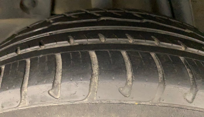 2016 Renault Duster RXL 1.6 PETROL, CNG, Manual, 28,612 km, Right Rear Tyre Tread