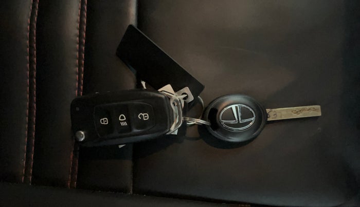 2021 Tata ALTROZ XE PETROL, Petrol, Manual, 17,222 km, Key Close Up