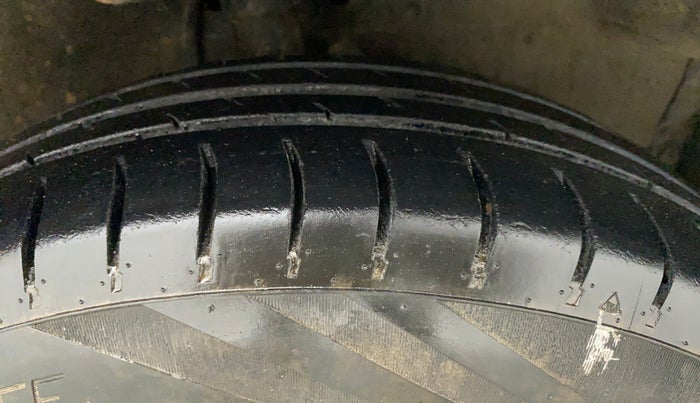 2010 Maruti Ritz VXI, Petrol, Manual, 64,204 km, Right Front Tyre Tread
