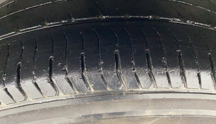 2015 Ford Ecosport TITANIUM 1.5L PETROL AT, Petrol, Automatic, 1,18,686 km, Left Front Tyre Tread