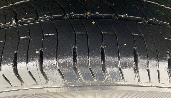 2015 Ford Ecosport TITANIUM 1.5L PETROL AT, Petrol, Automatic, 1,18,686 km, Left Rear Tyre Tread