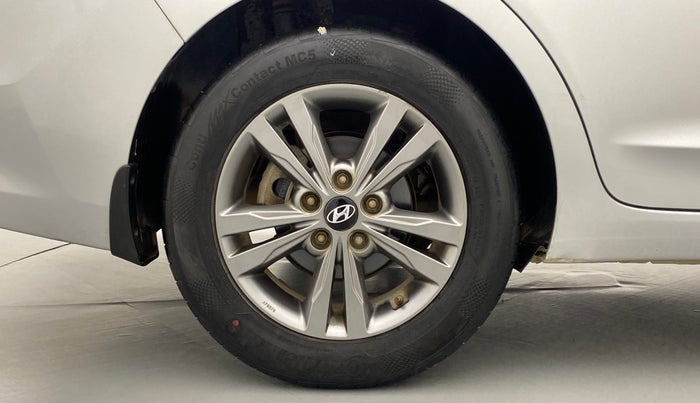 2016 Hyundai New Elantra 2.0 SX (O) AT, Petrol, Automatic, 54,980 km, Right Rear Wheel