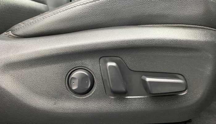 2016 Hyundai New Elantra 2.0 SX (O) AT, Petrol, Automatic, 54,980 km, Driver Side Adjustment Panel