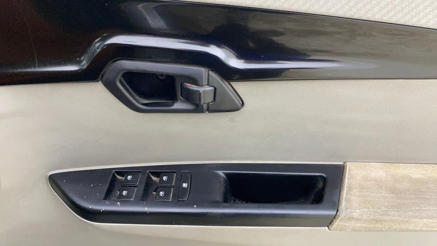 2016 Mahindra Kuv100 K8 5 STR, Petrol, Manual, 61,297 km, Driver Side Door Panels Control