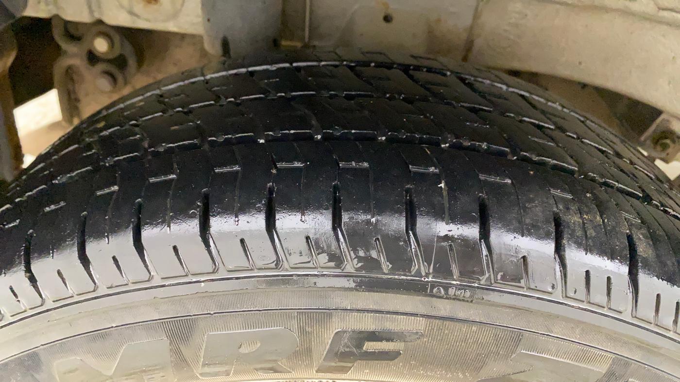2016 Mahindra Kuv100 K8 5 STR, Petrol, Manual, 61,297 km, Right Rear Tyre Tread