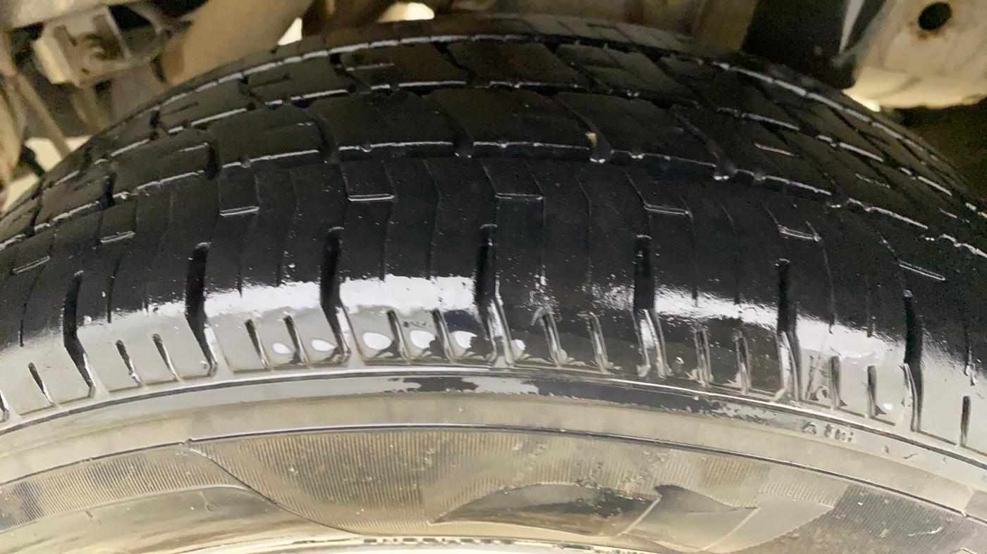 2016 Mahindra Kuv100 K8 5 STR, Petrol, Manual, 61,297 km, Left Rear Tyre Tread