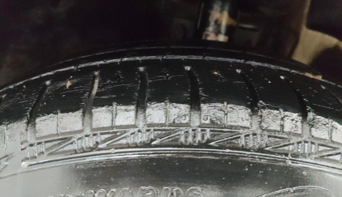 2014 Skoda Rapid AMBITION 1.6 MPI MT PLUS, CNG, Manual, 74,911 km, Left Front Tyre Tread