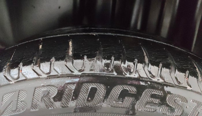 2014 Skoda Rapid AMBITION 1.6 MPI MT PLUS, CNG, Manual, 74,911 km, Left Rear Tyre Tread