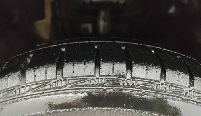 2014 Skoda Rapid AMBITION 1.6 MPI MT PLUS, CNG, Manual, 74,911 km, Right Front Tyre Tread