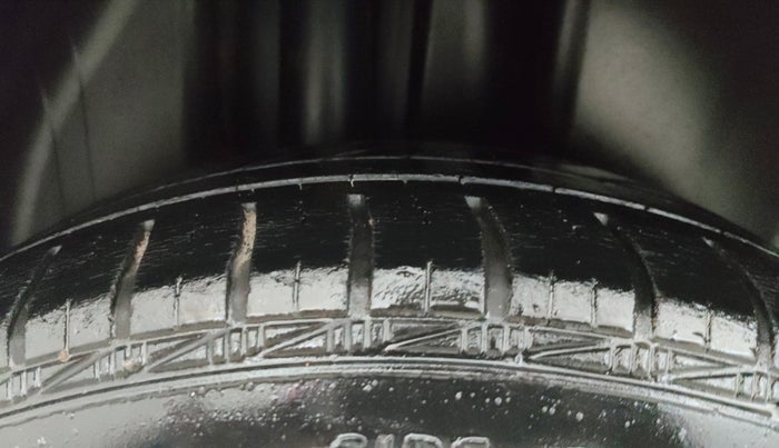 2014 Skoda Rapid AMBITION 1.6 MPI MT PLUS, CNG, Manual, 74,911 km, Right Rear Tyre Tread