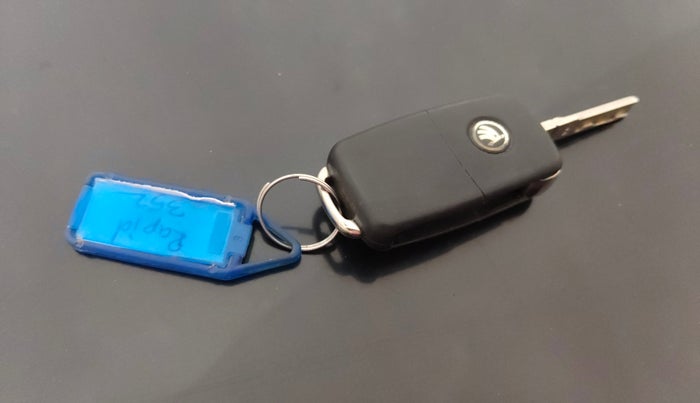 2014 Skoda Rapid AMBITION 1.6 MPI MT PLUS, CNG, Manual, 74,911 km, Key Close Up