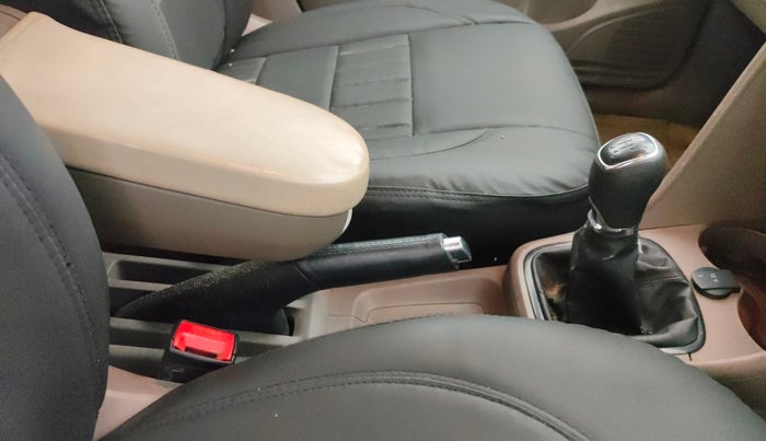 2014 Skoda Rapid AMBITION 1.6 MPI MT PLUS, CNG, Manual, 74,911 km, Gear Lever