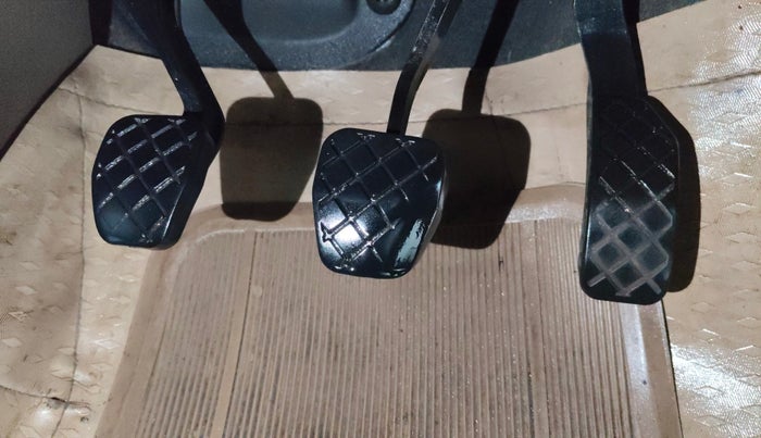 2014 Skoda Rapid AMBITION 1.6 MPI MT PLUS, CNG, Manual, 74,911 km, Pedals