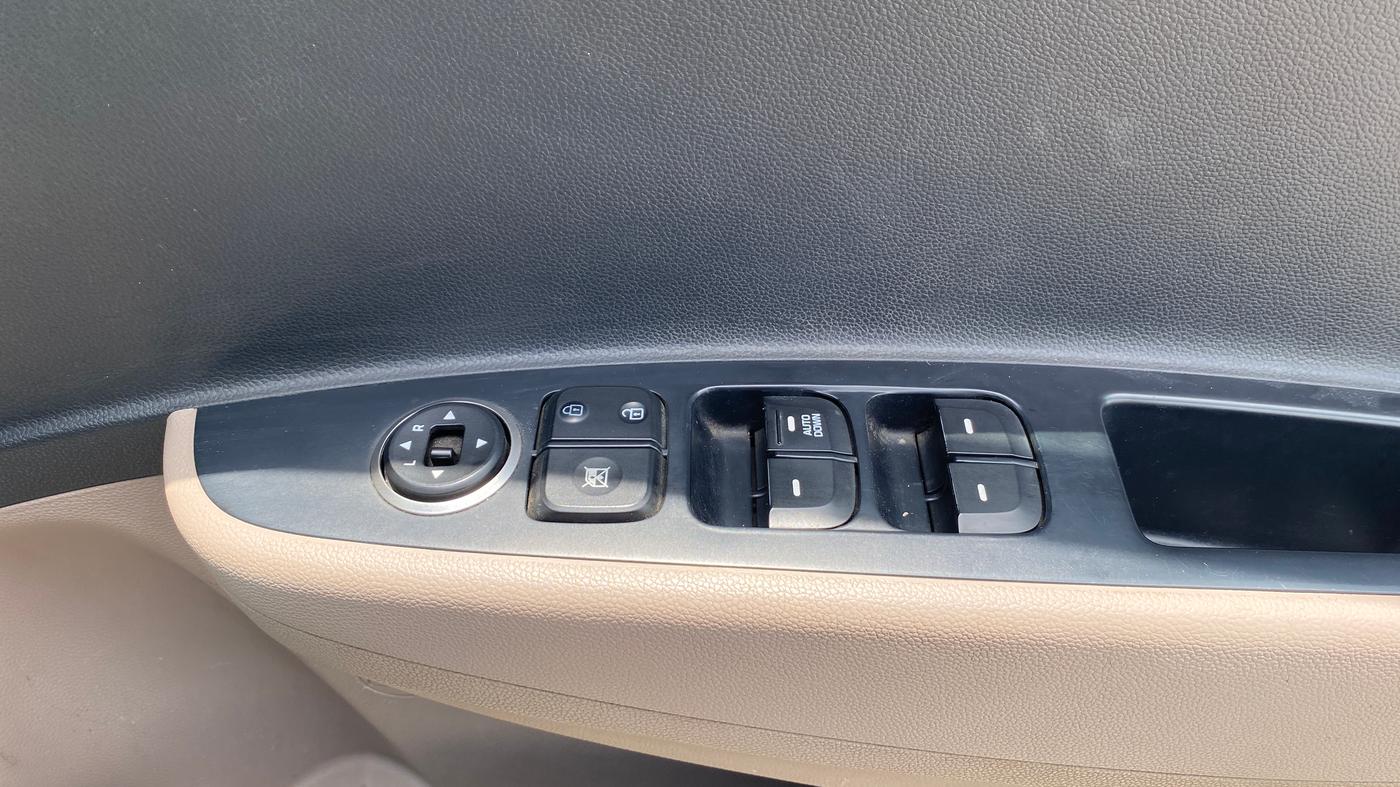 2018 Hyundai Grand i10 MAGNA AT 1.2 KAPPA VTVT, Petrol, Automatic, 25,209 km, Driver Side Door Panels Control