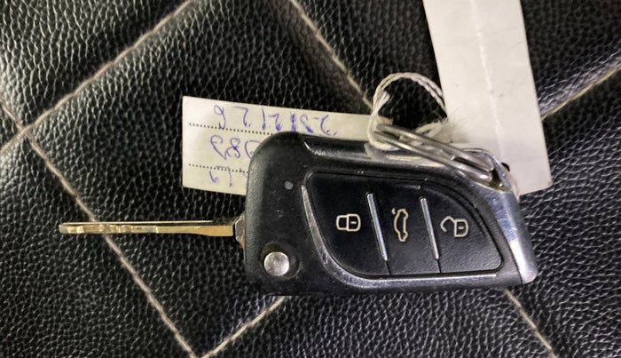 2015 Maruti Wagon R 1.0 VXI, CNG, Manual, 94,304 km, Key Close Up