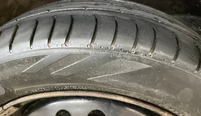 2015 Maruti Wagon R 1.0 VXI, CNG, Manual, 94,304 km, Right Front Tyre Tread